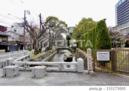 京都 高瀬川 角倉氏邸跡の石碑と菰樽(こもだる)を積んだ高瀬舟が浮かぶ風景 京都市中京区 京都 高瀬川 角倉氏邸跡の石碑と菰樽(こもだる)を積んだ高瀬舟が浮かぶ風景 京都市中京区 133173005