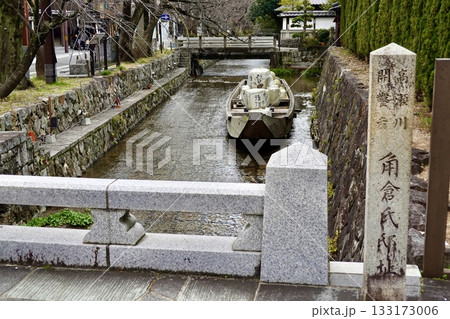 京都 高瀬川 角倉氏邸跡の石碑と菰樽(こもだる)を積んだ高瀬舟が浮かぶ風景 京都市中京区 京都 高瀬川 角倉氏邸跡の石碑と菰樽(こもだる)を積んだ高瀬舟が浮かぶ風景 京都市中京区 133173006