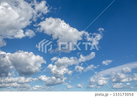 天空の青空に浮く雲の造形【背景素材】 133173058