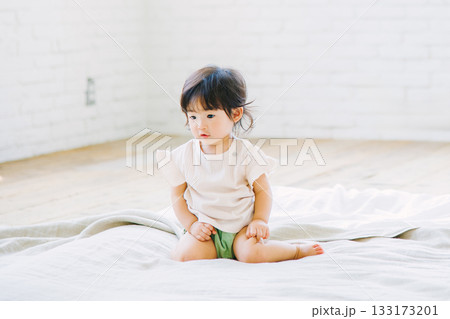 座る赤ちゃん 133173201