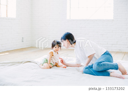 リビングで赤ちゃんと遊ぶママ 133173202