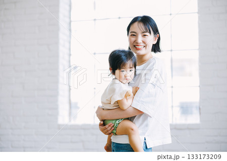 赤ちゃんを抱くお母さん 133173209
