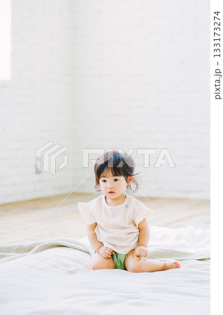 座る赤ちゃん 133173274