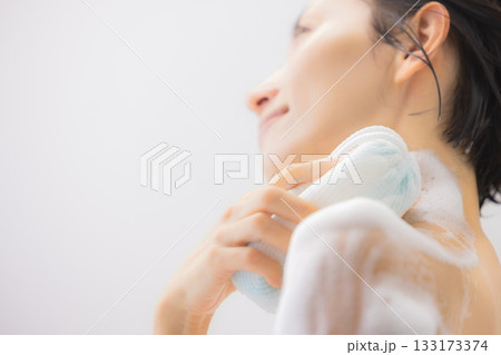 入浴する女性　 133173374
