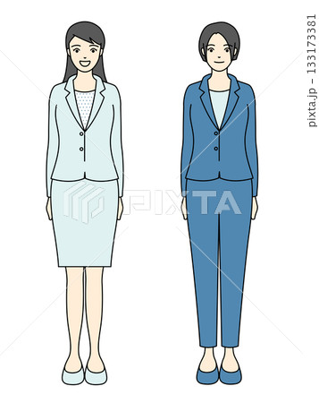 笑顔で立つスカートスーツとパンツスーツのビジネスウーマンの全身イラスト 133173381