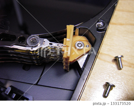 退避状態のHDDのヘッドとプラッター 退避状態のHDDのヘッドとプラッター 133173520