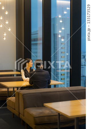 ホテルのレストランのカップル　 133173529
