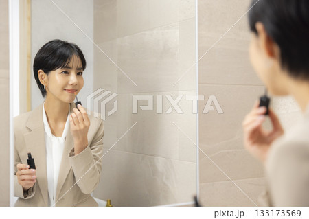 身支度をするスーツの女性 身支度をするスーツの女性 133173569