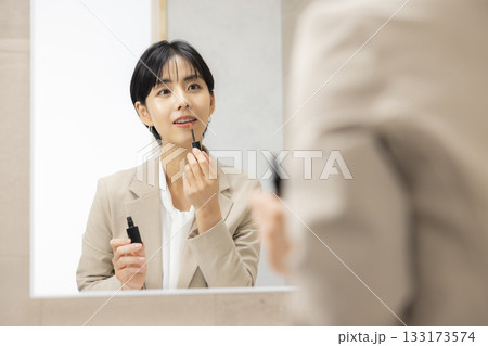 身支度をするスーツの女性  133173574