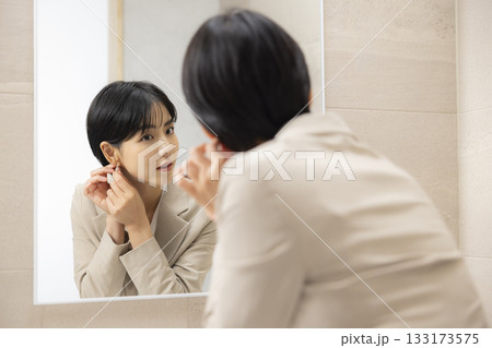身支度をするスーツの女性  133173575