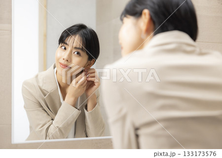 身支度をするスーツの女性  133173576