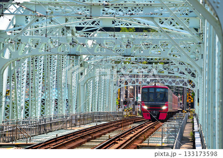 《愛知県》木曽川に架かる鉄橋を渡る名鉄電車 133173598