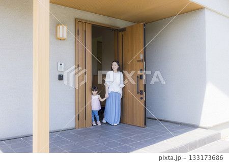 外出する玄関のファミリー  　 133173686