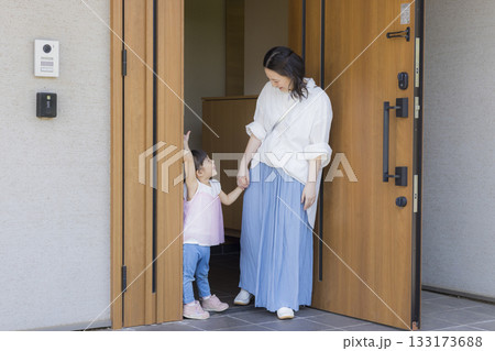 外出する玄関のファミリー  　 133173688