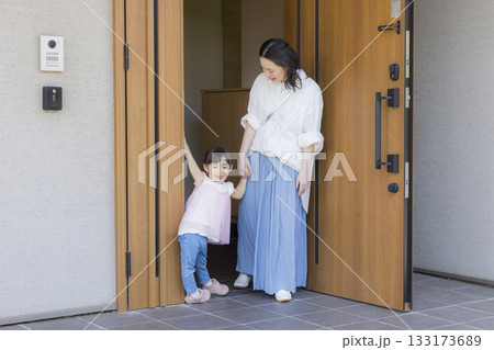 外出する玄関のファミリー  　 133173689