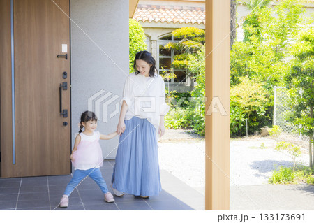 外出する玄関のファミリー  　 133173691