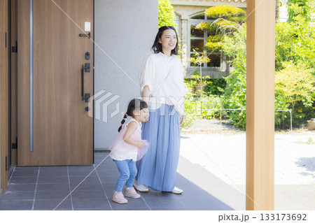 外出する玄関のファミリー 外出する玄関のファミリー 133173692