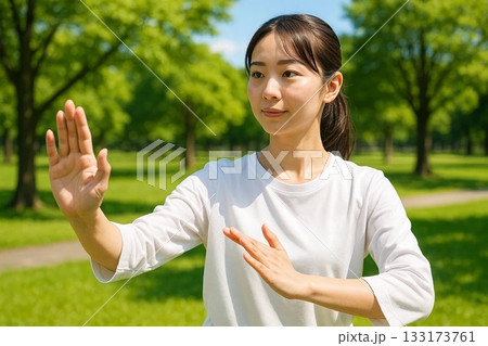 公園で太極拳をする若い日本人女性 133173761