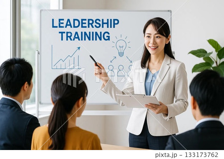 リーダーシップ研修を行う女性講師と受講者 133173762