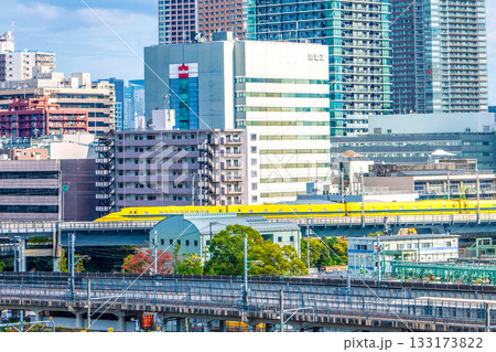 日本の東京都市景観長弩級幸運を呼ぶ新幹線・ドクターイエローや関電工、芝浦のタワマンなどを望む 133173822