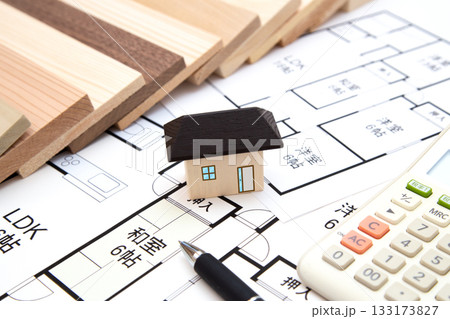 住宅と図面 133173827