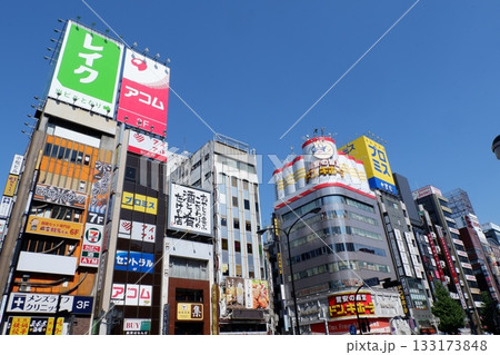 歌舞伎町の雑居ビル群 133173848