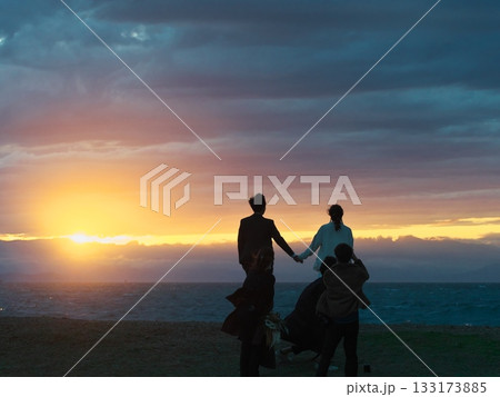 秋の伊良湖岬で夕日を背景に結婚式の前撮り 秋の伊良湖岬で夕日を背景に結婚式の前撮り 133173885