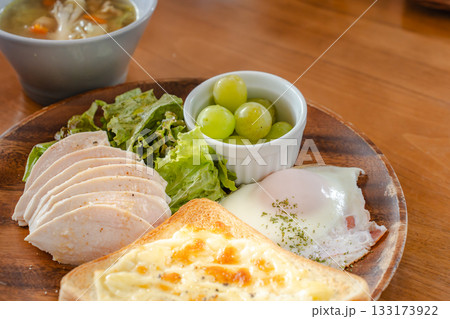 チーズトーストや目玉焼き、チキンを盛り付けた健康的な朝食プレート チーズトーストや目玉焼き、チキンを盛り付けた健康的な朝食プレート 133173922
