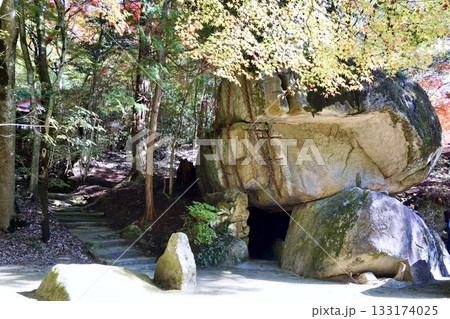 愛知・岩屋堂公園 大きな岩のお堂を望む昼の風景 愛知・岩屋堂公園 大きな岩のお堂を望む昼の風景 133174025