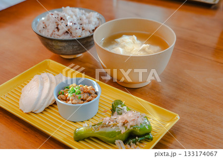 鶏むね肉や納豆、焼きししとうを盛り付けた健康的な和朝食 鶏むね肉や納豆、焼きししとうを盛り付けた健康的な和朝食 133174067