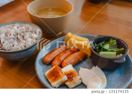 ウインナーや玉子焼き、鶏むね肉を盛り付けたバランスの良い朝食プレート 133174135