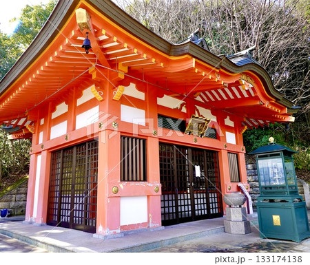 瀧谷不動尊 三宝荒神堂の建物が見える風景 大阪府富田林市 瀧谷不動尊 三宝荒神堂の建物が見える風景 大阪府富田林市 133174138