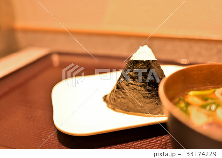 和食の定番｜おにぎりと味噌汁のシンプル定食 133174229