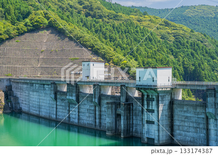 森町の太田川ダムのダム湖(かわせみ湖)の風景(静岡県) 133174387