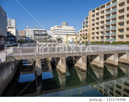清川橋から見た「清澄排水機場」(東京都江東区) 清川橋から見た「清澄排水機場」(東京都江東区) 133174496