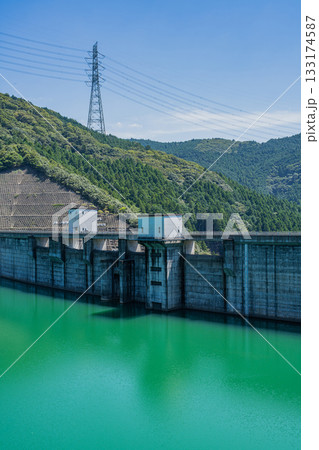 森町の太田川ダムのダム湖(かわせみ湖)の風景(静岡県) 133174587