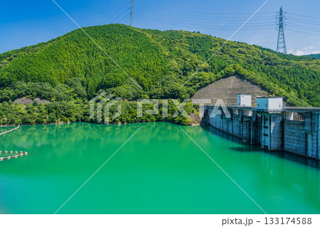 森町の太田川ダムのダム湖(かわせみ湖)の風景(静岡県) 133174588