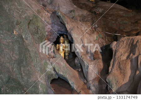 パークウー洞窟の仏像 133174749