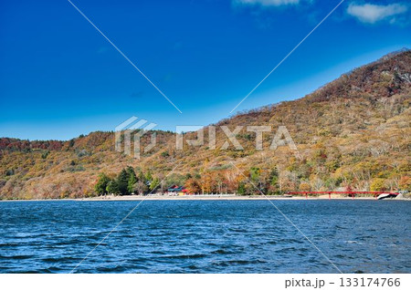 対岸の赤城神社をのぞむ大沼 対岸の赤城神社をのぞむ大沼 133174766