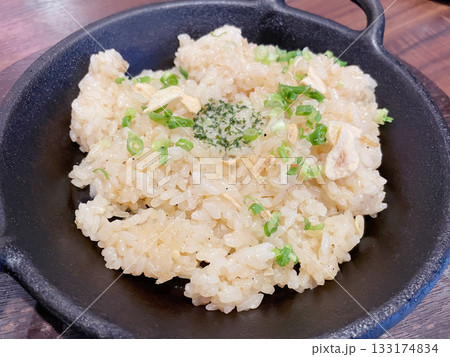 ガーリックライス にんにく風味の香ばしい炒めご飯 ガーリックライス にんにく風味の香ばしい炒めご飯 133174834