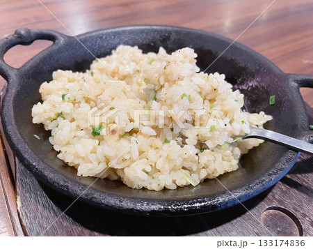 鉄板で作るガーリックライス にんにくバター香る炒めご飯 鉄板で作るガーリックライス にんにくバター香る炒めご飯 133174836