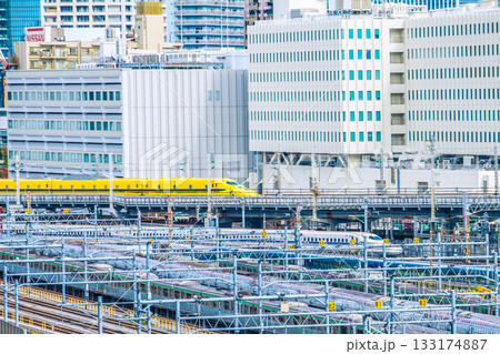 日本の東京都市景観長弩級幸運を呼ぶ新幹線・ドクターイエローや新幹線、芝浦のオフィスビルなどを望む 133174887
