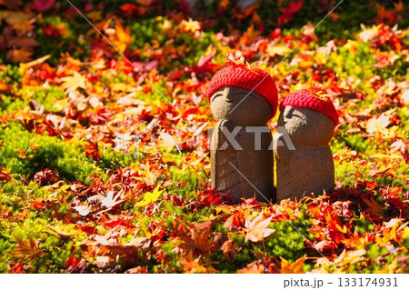 紅葉のベッドの上のお地蔵さん 133174931