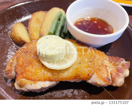 グリルチキンステーキ こんがり焼いたジューシーな鶏料理 133175107