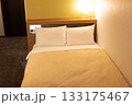 夜のホテルのダブルベッド 夜のホテルのダブルベッド 133175467
