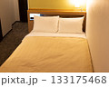 夜のホテルのダブルベッド 夜のホテルのダブルベッド 133175468