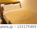 夜のホテルのダブルベッド 夜のホテルのダブルベッド 133175469