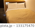 夜のホテルのダブルベッド 夜のホテルのダブルベッド 133175470