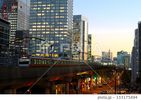 夕暮れのビル群を走る中央線の列車 夕暮れのビル群を走る中央線の列車 133175894