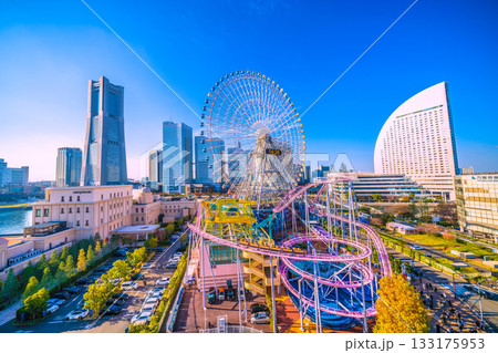 日本の横浜都市景観新風景。大観覧車やパシフィコ横浜、アニヴェルセルみなとみらい横浜などを望む 133175953